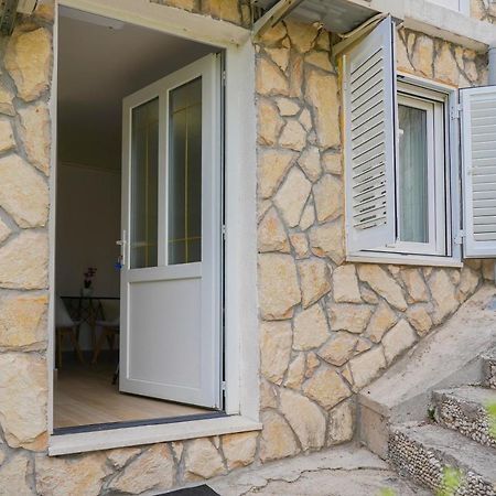 Studio Apartman Monika Hotell Baška Voda Exteriör bild