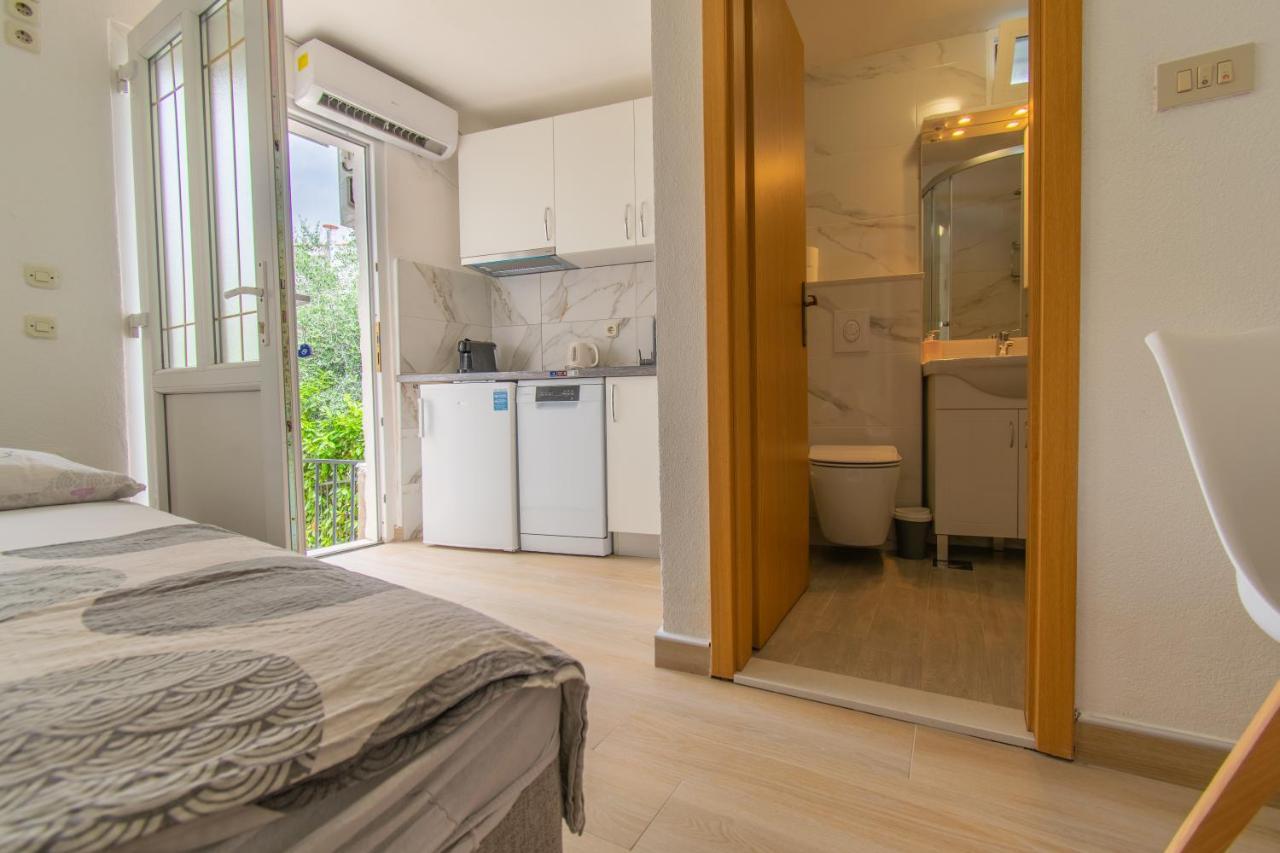 Studio Apartman Monika Hotell Baška Voda Exteriör bild