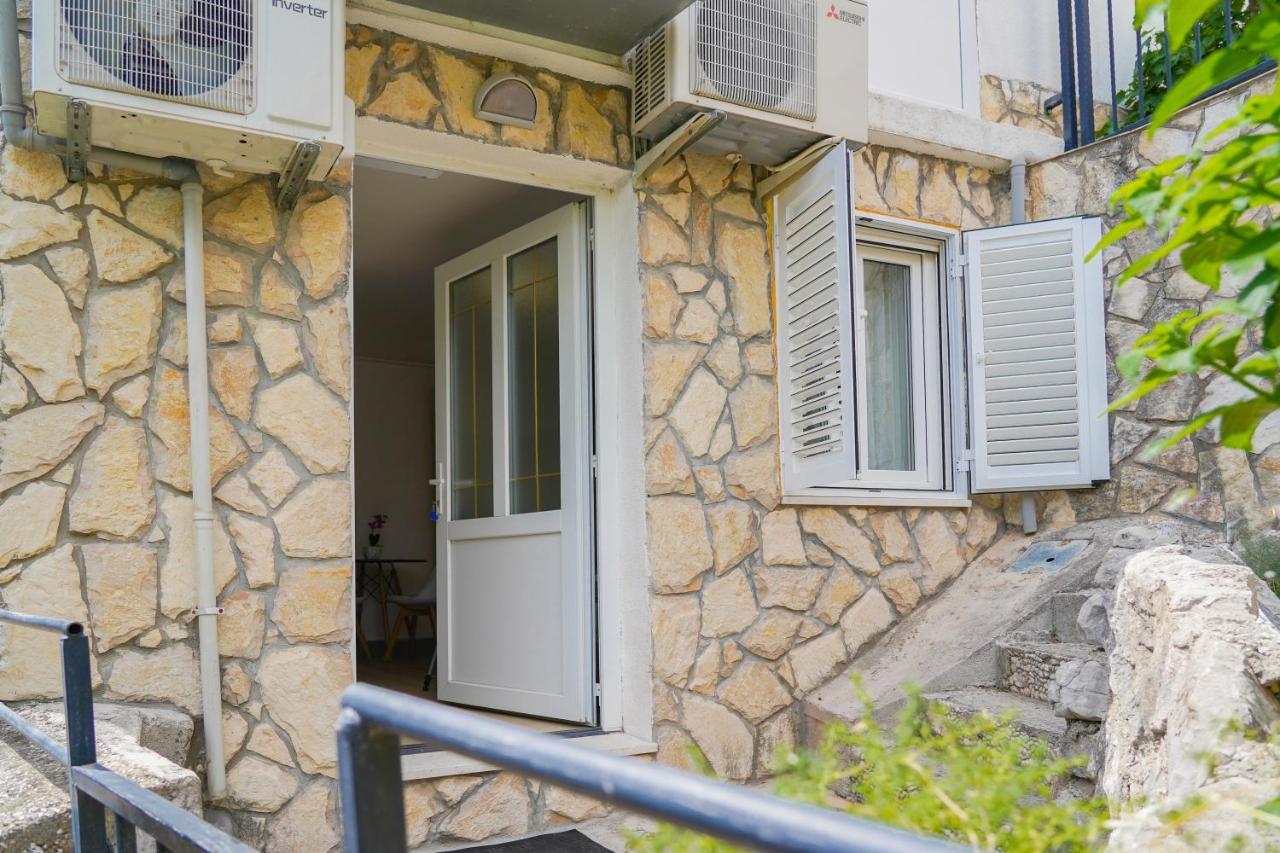 Studio Apartman Monika Hotell Baška Voda Exteriör bild