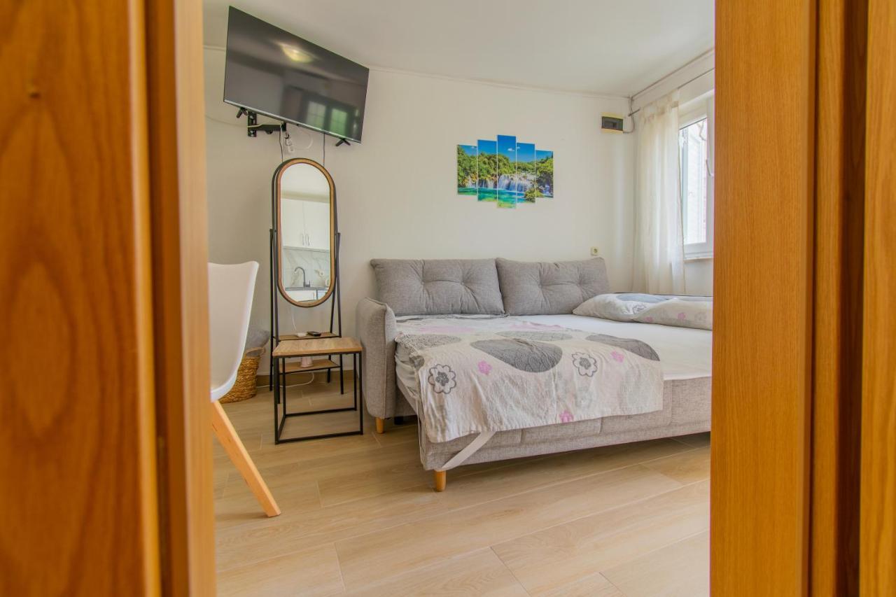Studio Apartman Monika Hotell Baška Voda Exteriör bild