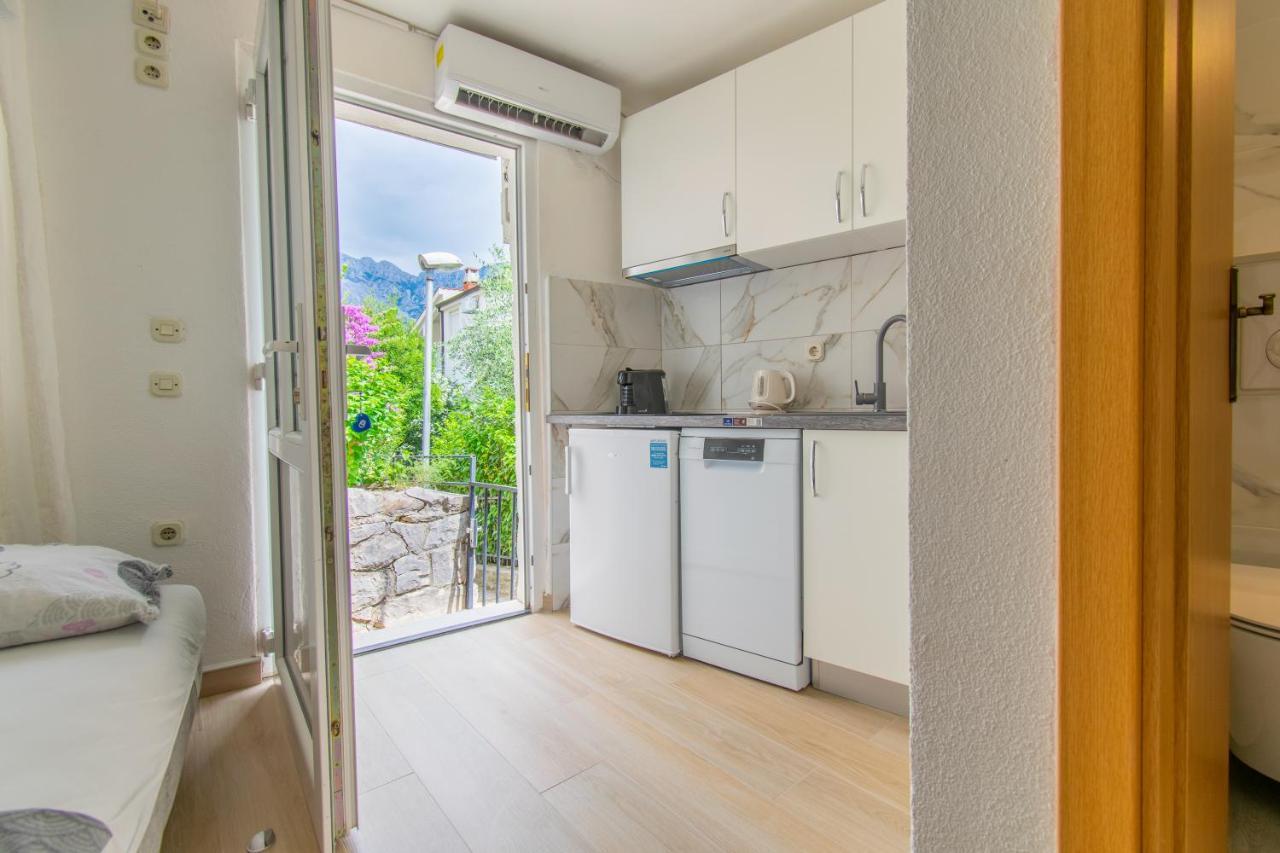 Studio Apartman Monika Hotell Baška Voda Exteriör bild