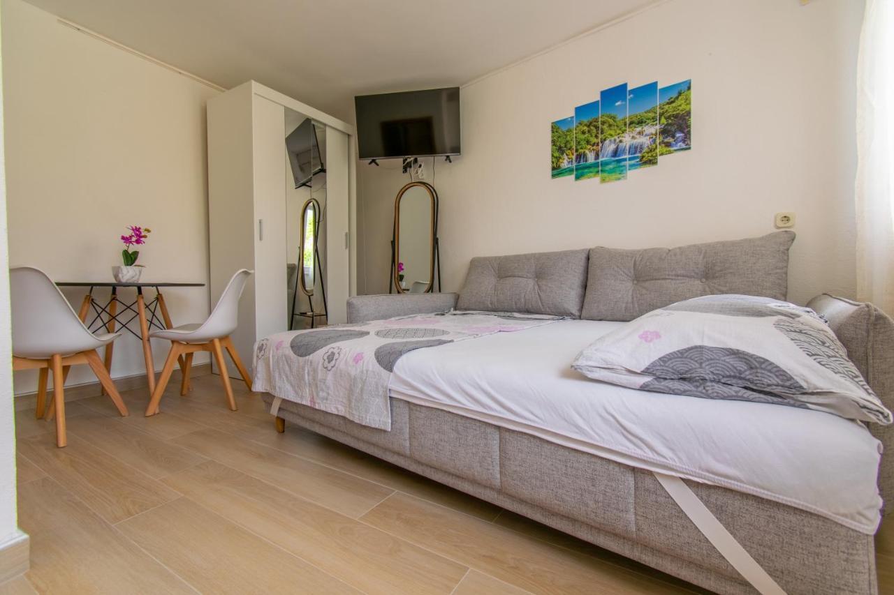 Studio Apartman Monika Hotell Baška Voda Exteriör bild